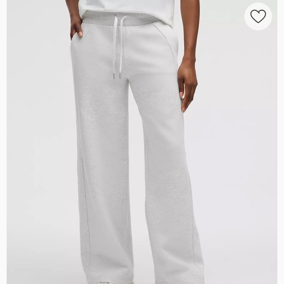 Lululemon Scuba Mid-Rise Wide-Leg Pant *Short
Heathered Core Ultra Light Grey S - Picture 2 of 4